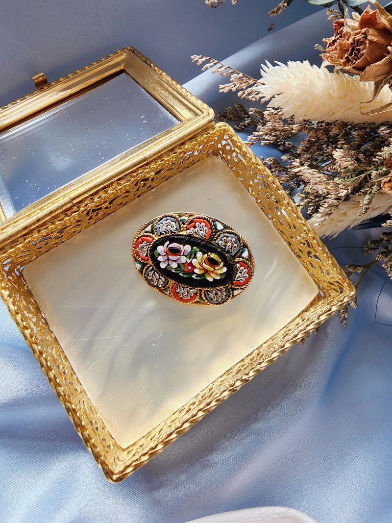 美国西洋古董饰品/ 意大利微型马赛克黑底花卉椭圆金属框边胸针 - 胸针 - 其他材质 