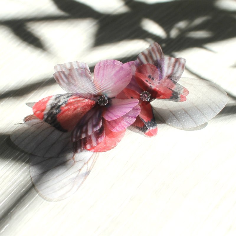不对称蝴蝶耳环一对&水钻925银耳针 pierced or clip-on earring - 耳环/耳夹 - 丝．绢 红色