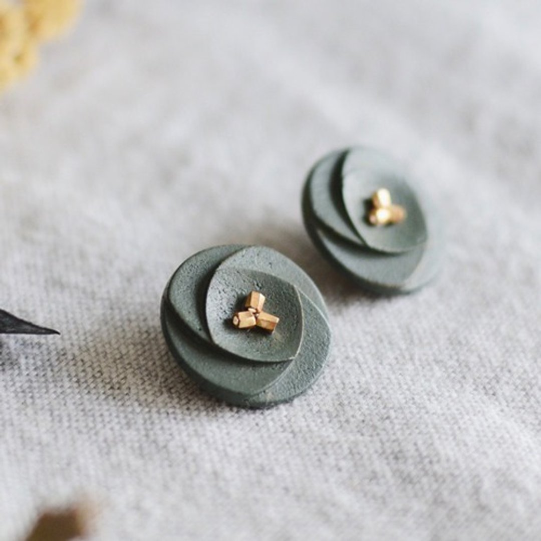 Oven clay earrings, Flower, Khaki - 耳环/耳夹 - 陶 绿色
