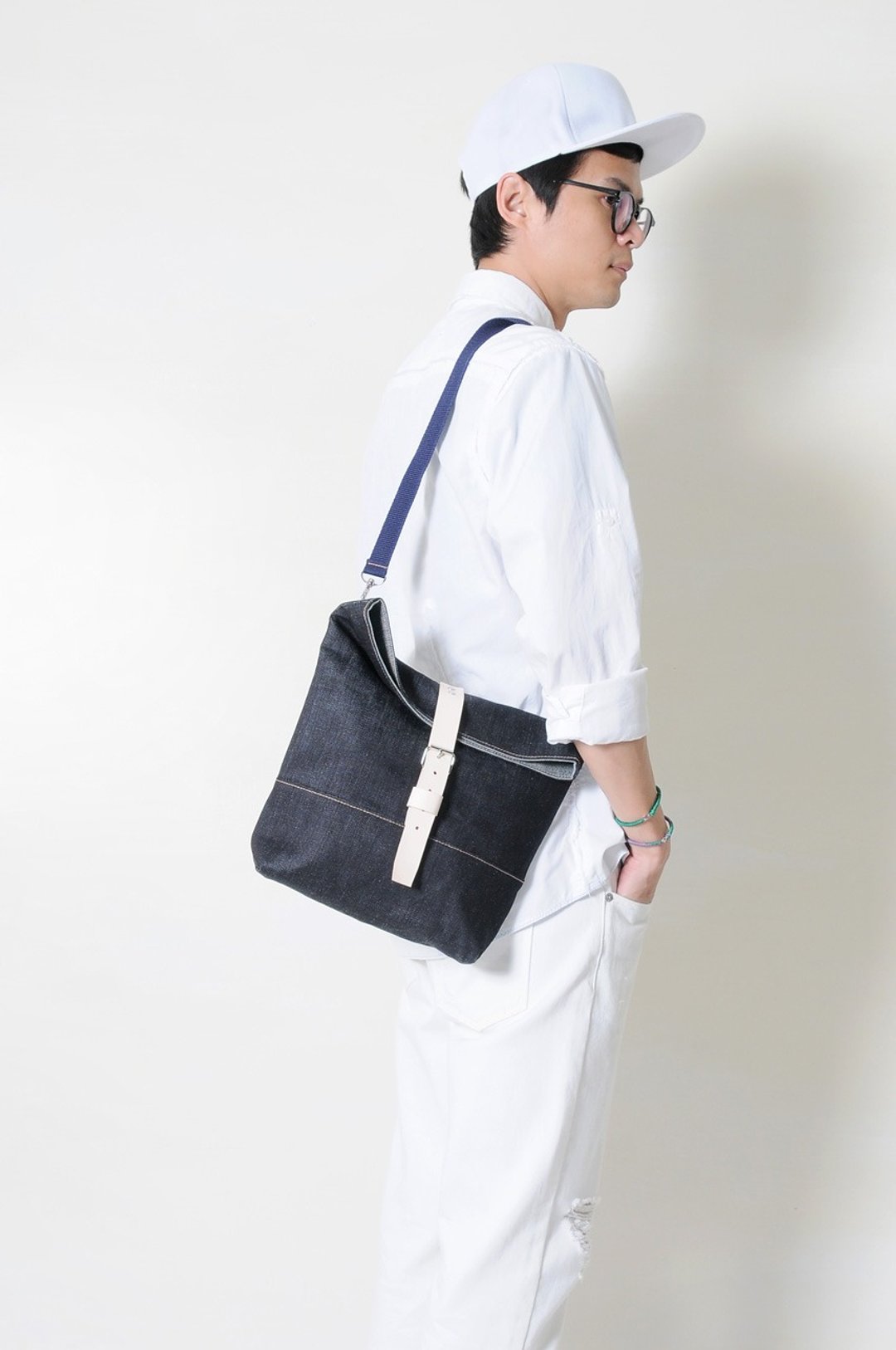 DENIM-手做皮革丹宁牛仔帆布斜侧背/平板电脑包 - 侧背包/斜挎包 - 棉 蓝色