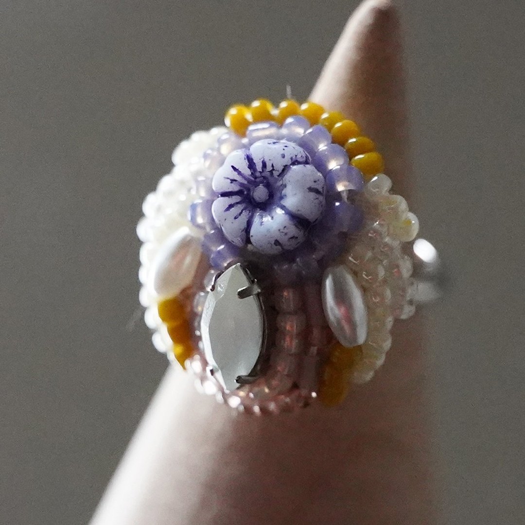 Talkative Ring 40 Free Size Bead Embroidery Ring Flower White Purple Yellow Colorful Multicolor - 戒指 - 玻璃 多色