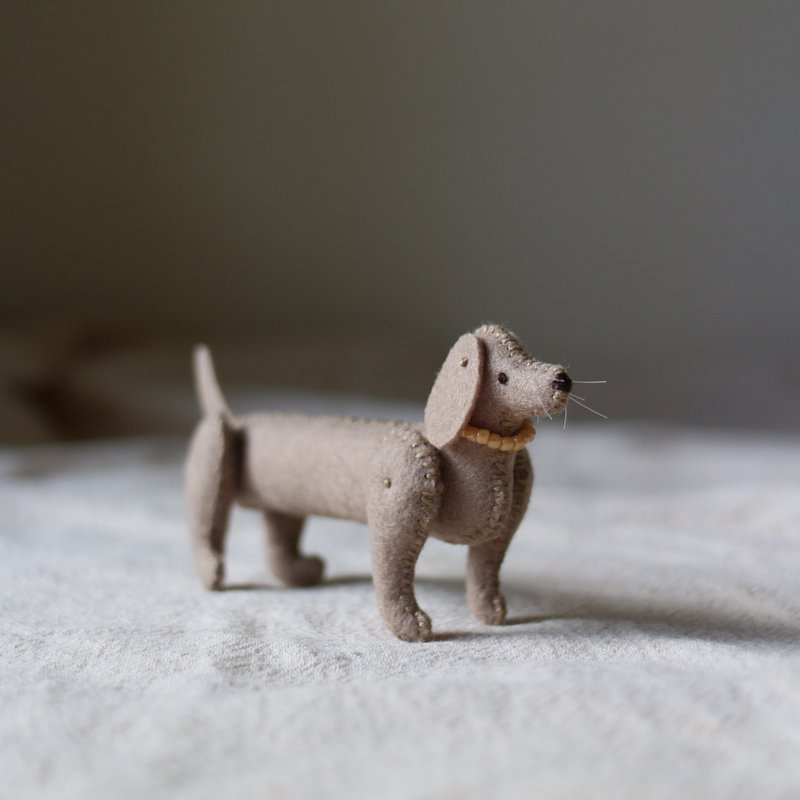 立体手缝偶摆饰 / 卡其色腊肠狗 - 玩偶/公仔 - 绣线 卡其色