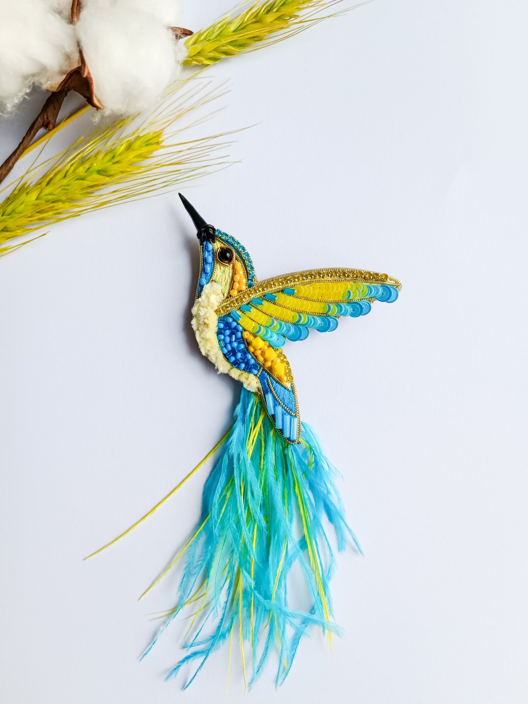 Beaded hummingbird brooch Ukraine colors embroidered bird pin - 胸针 - 其他材质 多色