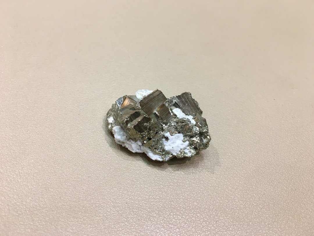 秘鲁黄铁矿原石摆件 - 金黄色的能量有聚财的功能 - 摆饰 - 水晶 