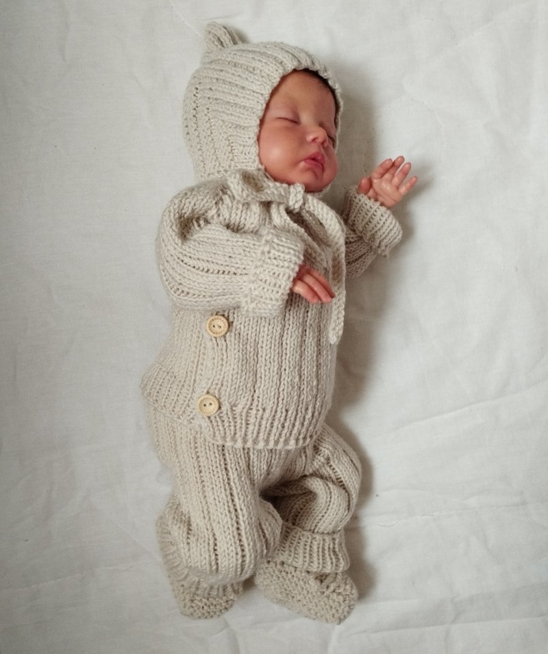 Knitting pattern for cardigan, jumpsuit, cap, bonnet, booties,  0-3, 3-6 months - 背带裤/连体裤 - 羊毛 白色