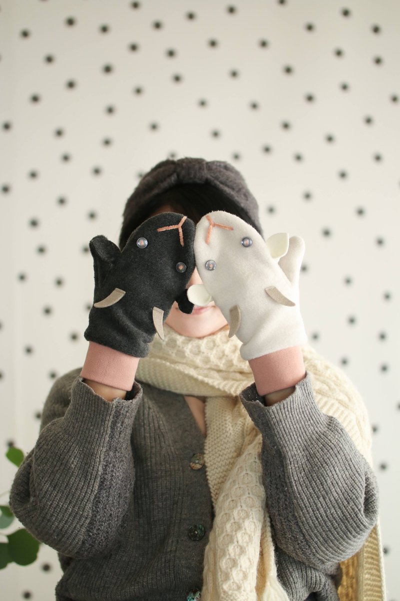 [Adult] White Goat Black Goat Mitten Pink Gloves - 手套 - 聚酯纤维 粉红色