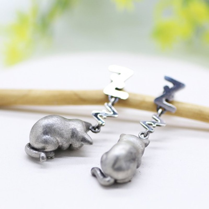 酣睡猫咪纯银耳环 / 925 纯银 - 耳环/耳夹 - 纯银 银色