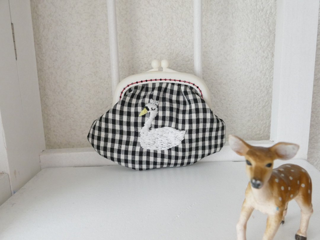 Embroidered Gingham Check Swan - 化妆包/杂物包 - 棉．麻 白色