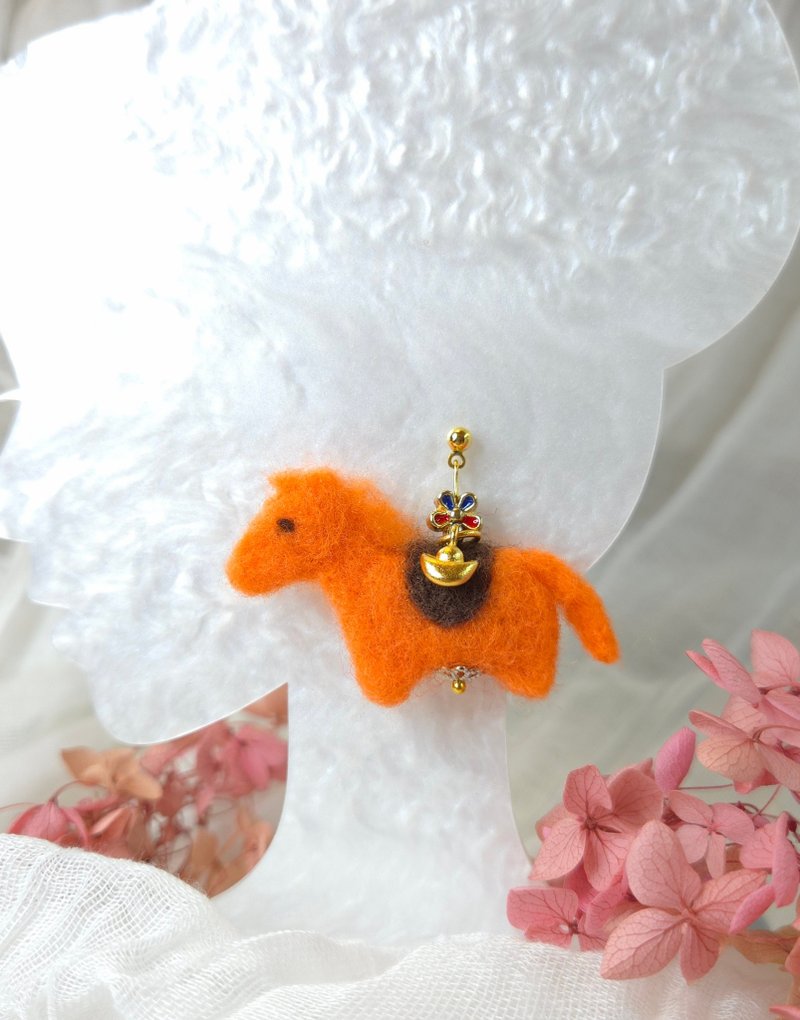 马上有钱羊毛毡单耳耳环 马年设计款 - 耳环/耳夹 - 羊毛 橘色