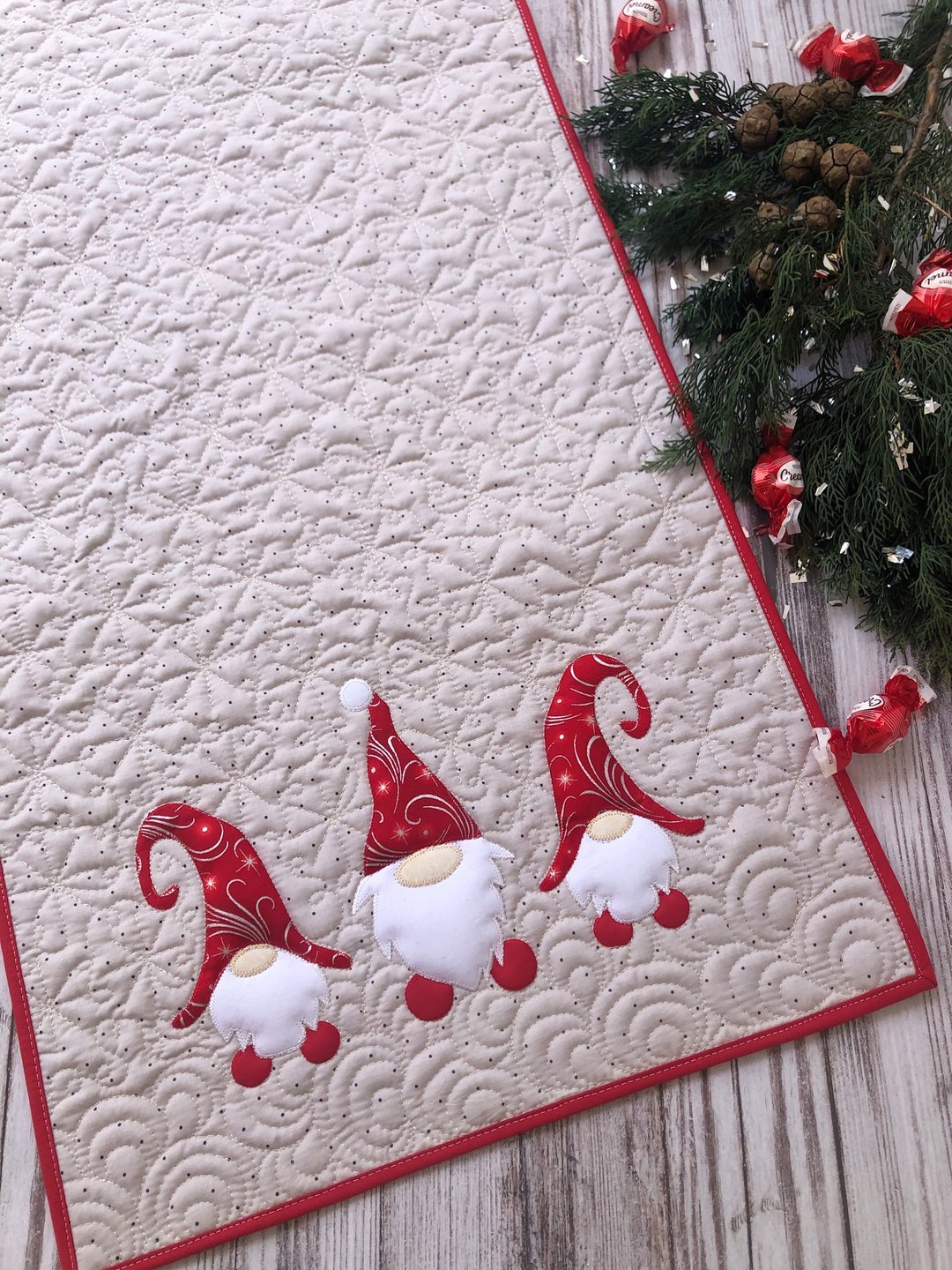 Christmas gnomes quilted table runner, Christmas tablecloth, Quilted bed topper - 餐垫/桌巾 - 棉．麻 多色