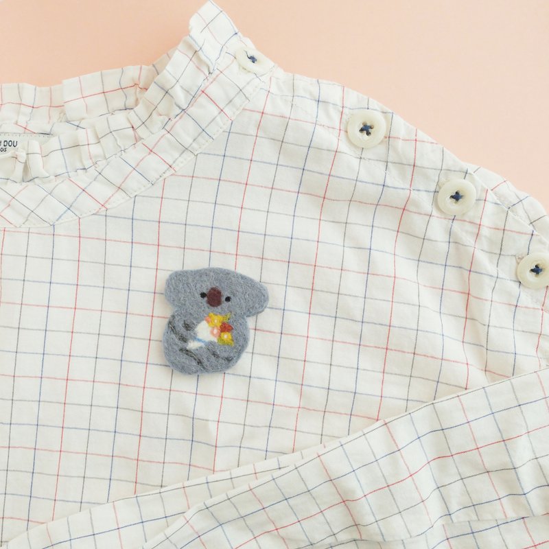 Koala brooch with a bouquet - 胸针 - 羊毛 灰色