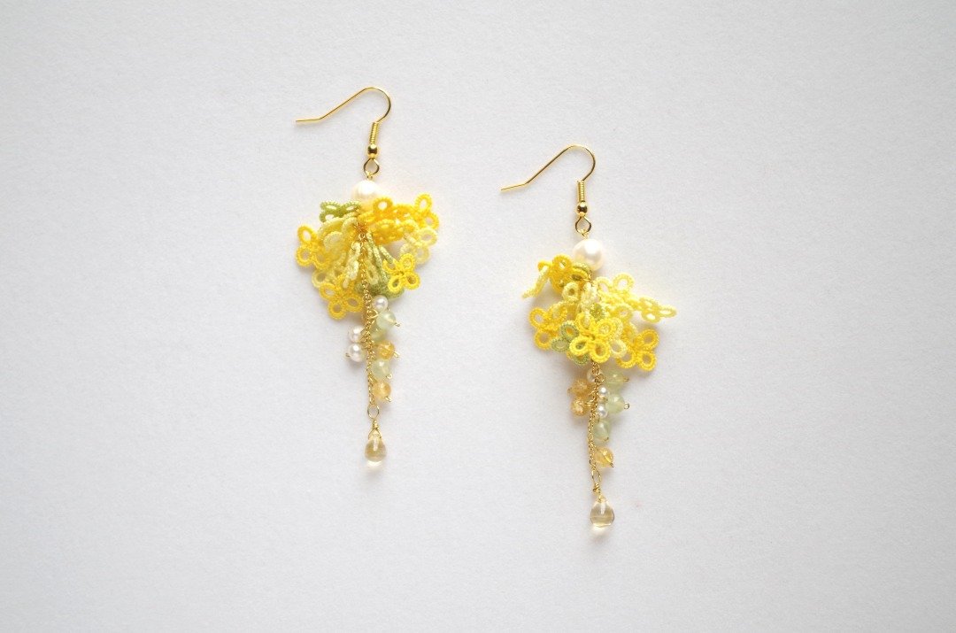 Small Tatting Flower and Orb Earrings Mimosa - 耳环/耳夹 - 棉 黄色