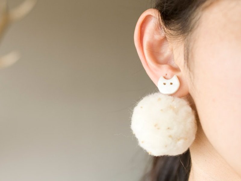 Cat and pompom earrings / earrings / white - 耳环/耳夹 - 纸 白色