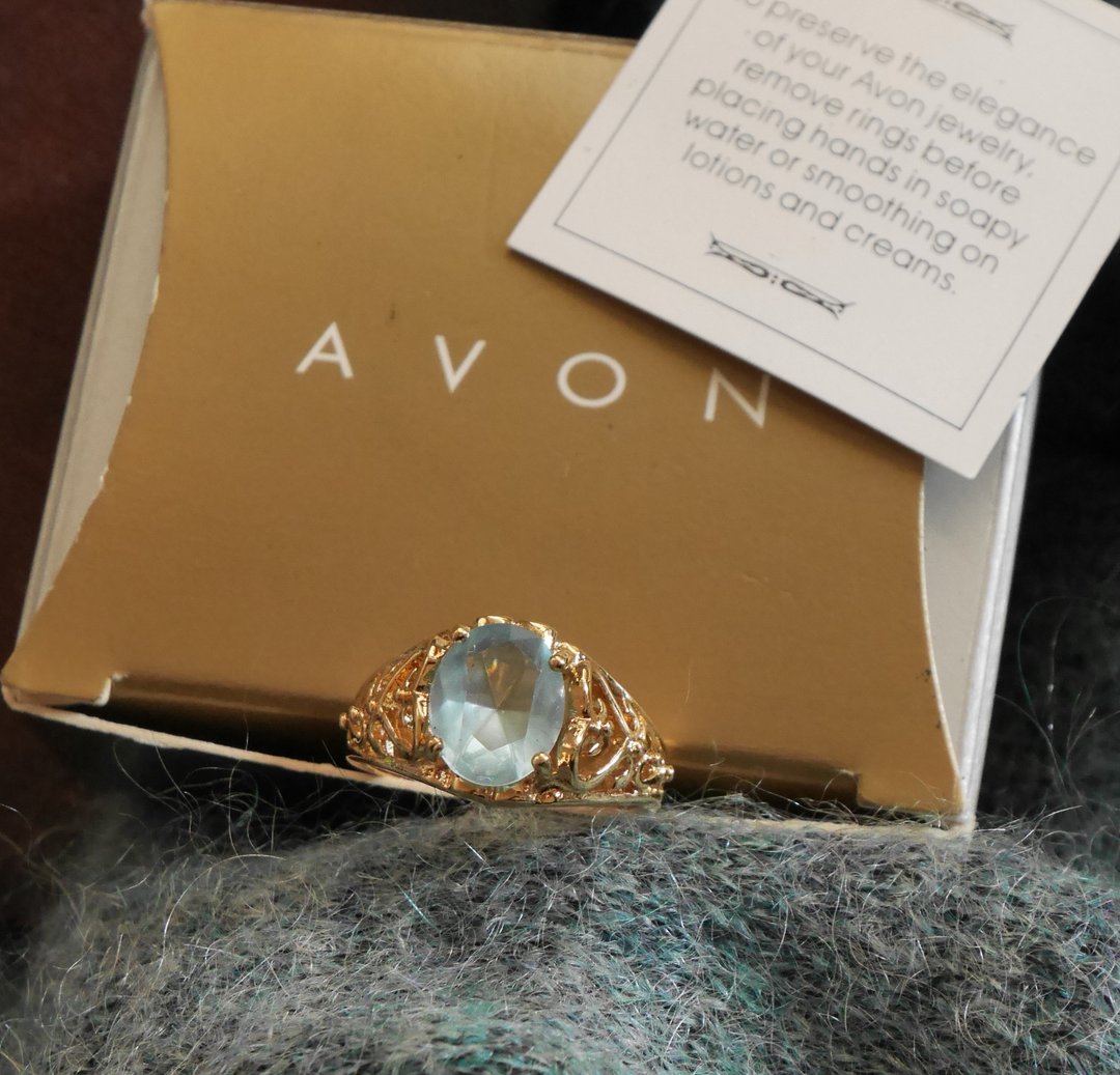 sold 古董珠宝 金色蕾丝雕花水蓝色莱茵石戒指 AVON RIN178 - 戒指 - 其他金属 金色
