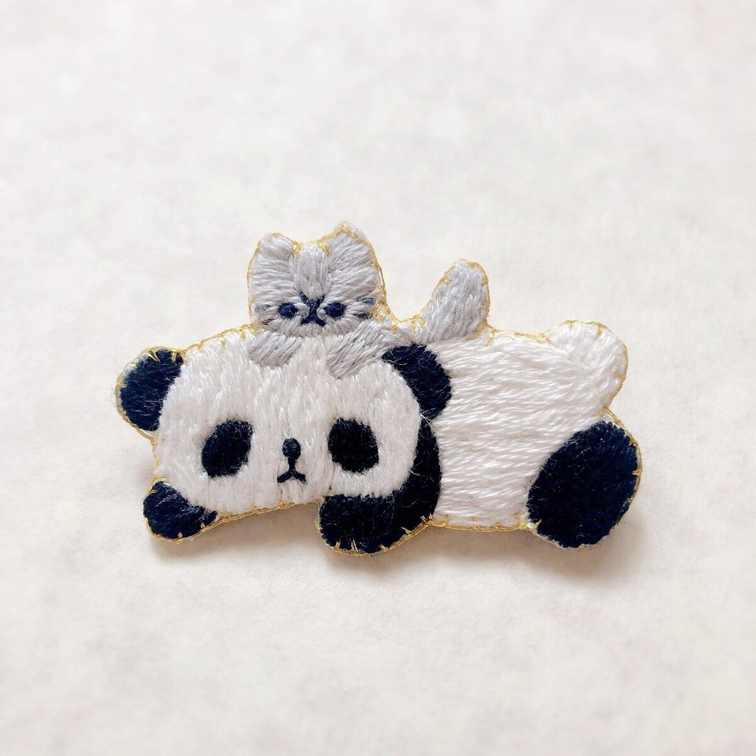 大熊猫和猫刺绣胸针 - 胸针 - 绣线 白色
