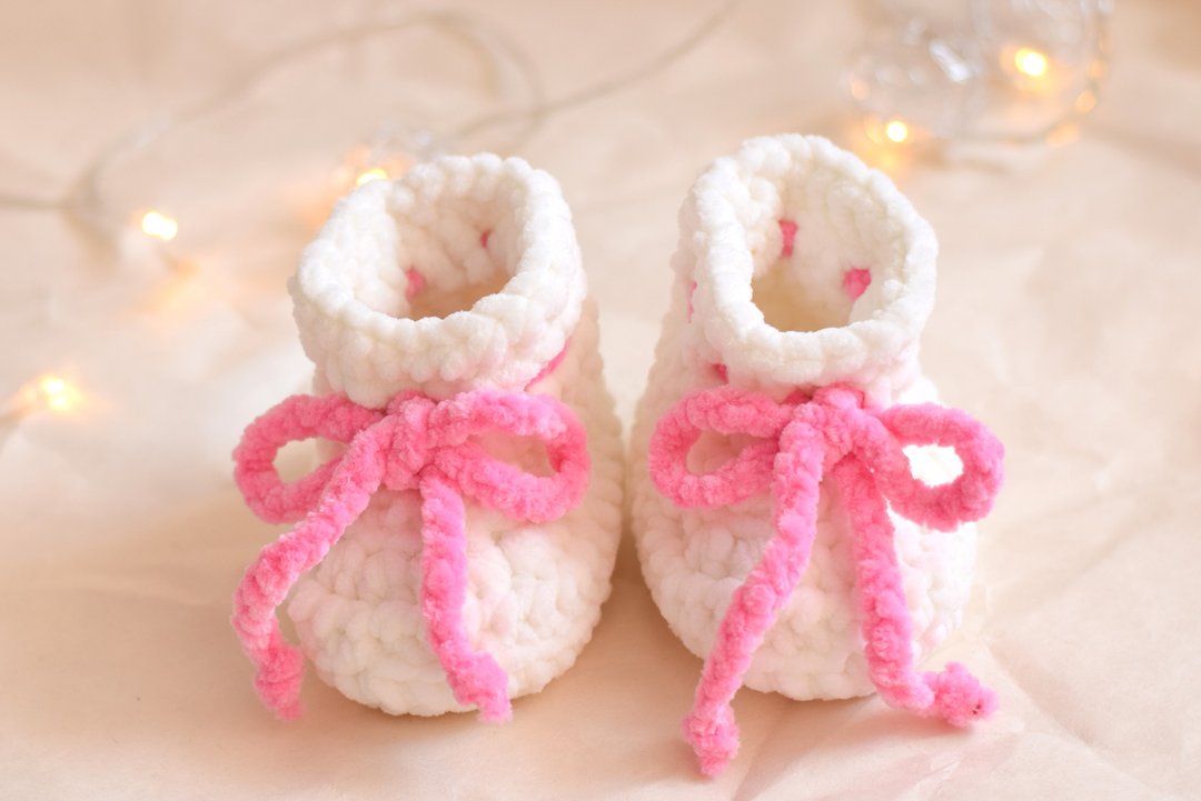 newborn booties gift, baby shower gift booties, newborn girl coming home booties - 婴儿饰品 - 绣线 白色