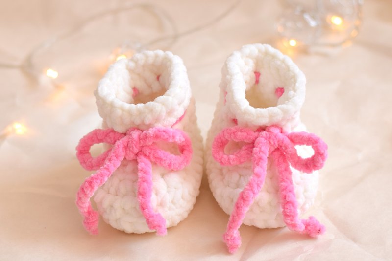 newborn booties gift, baby shower gift booties, newborn girl coming home booties - 婴儿饰品 - 绣线 白色