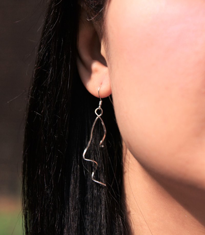 免费改夹式【舞动名伶】纯银耳环/垂坠摇摆/丝带耳环/原创设计 - 耳环/耳夹 - 纯银 银色