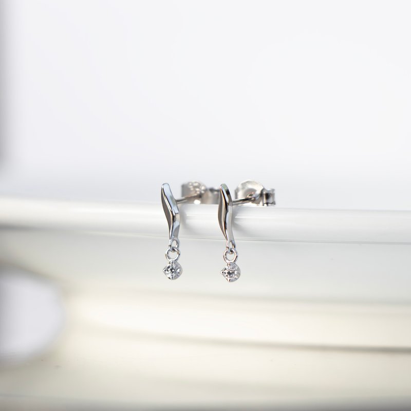 【春夏推荐】流线纯银 摇晃小锆钻耳环 - 耳环/耳夹 - 纯银 