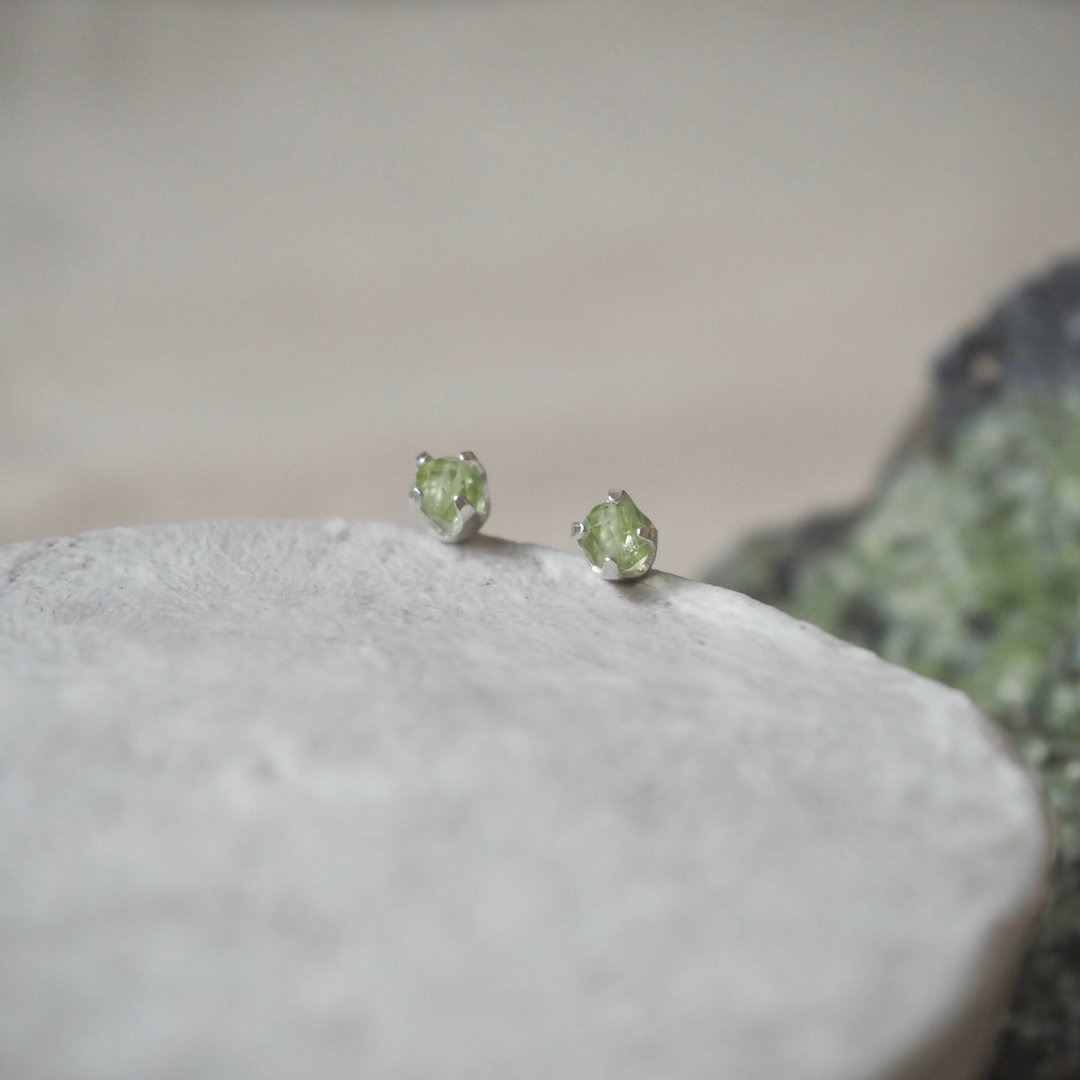 ll 橄榄石纯银耳骨针 ll 3mm 橄榄石纯银耳针 一对 ER-00025 - 耳环/耳夹 - 纯银 绿色