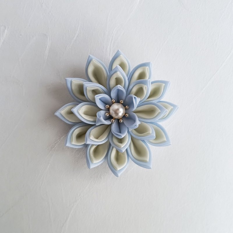 春季胸针 浅蓝色  tsumami-zaiku - 胸针 - 棉．麻 蓝色