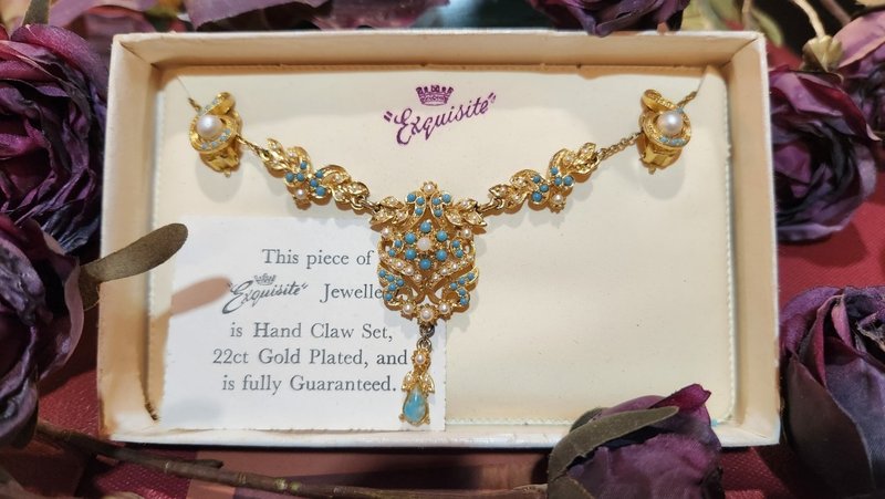 未使用过英国Exquisite 1950 年代镀22CT金项链(附耳环原装盒)圣 - 项链 - 贵金属 金色