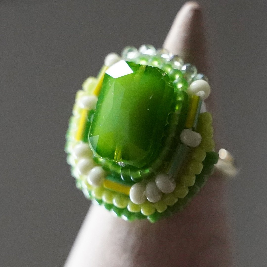 Talkative Ring 83 Free Size Bead Embroidered Ring Green Yellow - 戒指 - 塑料 绿色