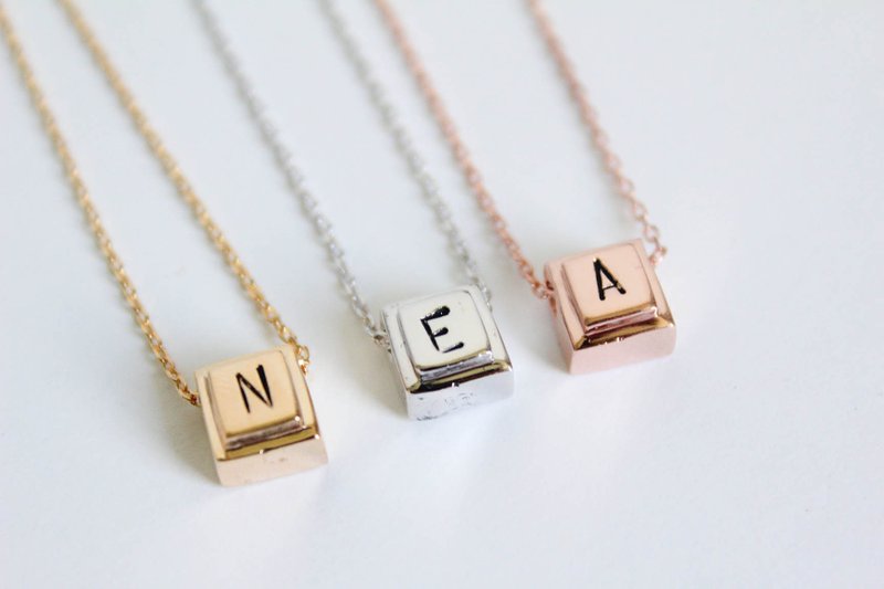 Custom Stamped necklace - Tab square Pendant - letter necklace - 项链 - 珐琅 