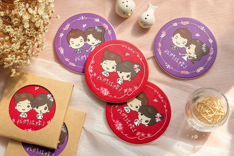 Q版新郎新娘 我们结婚了 吸水杯垫 (2色可挑) - 杯垫 - 其他金属 多色