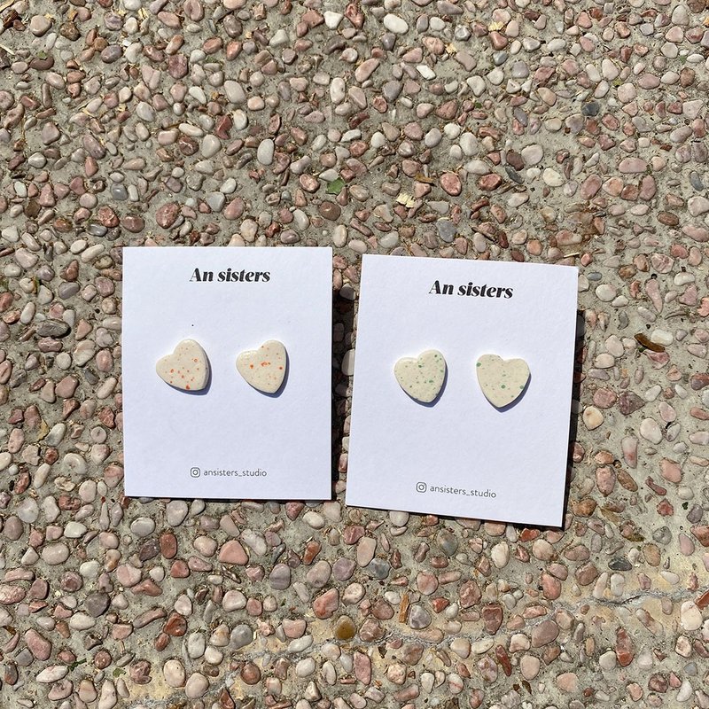 【七彩云朵】手工陶瓷耳环-Dot Heart - 耳环/耳夹 - 瓷 白色