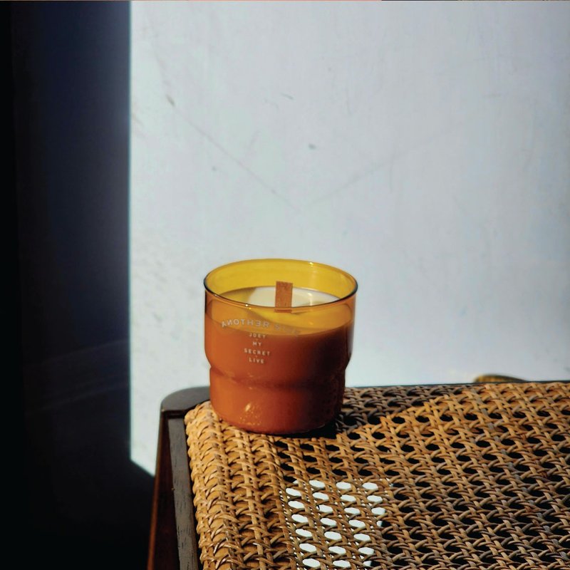 ANOTHER SIDE JOEY 檀香疗愈香气蜡烛 - 蜡烛/烛台 - 蜡 多色