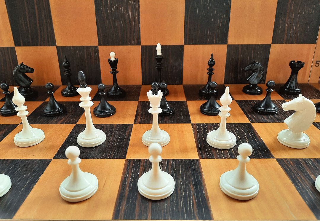 Chelyabinsk vintage Russian plastic chess pieces - Soviet white black chessmen - 桌游/玩具 - 塑料 