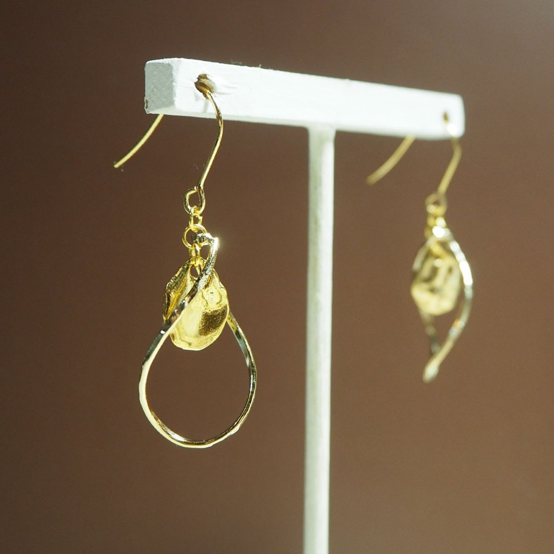 Gold wave earrings - 耳环/耳夹 - 其他金属 金色
