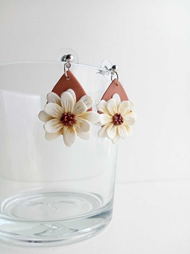 White flowers polymer clay earrings*Handmade white drops polymer clay earrings - 耳环/耳夹 - 粘土 白色