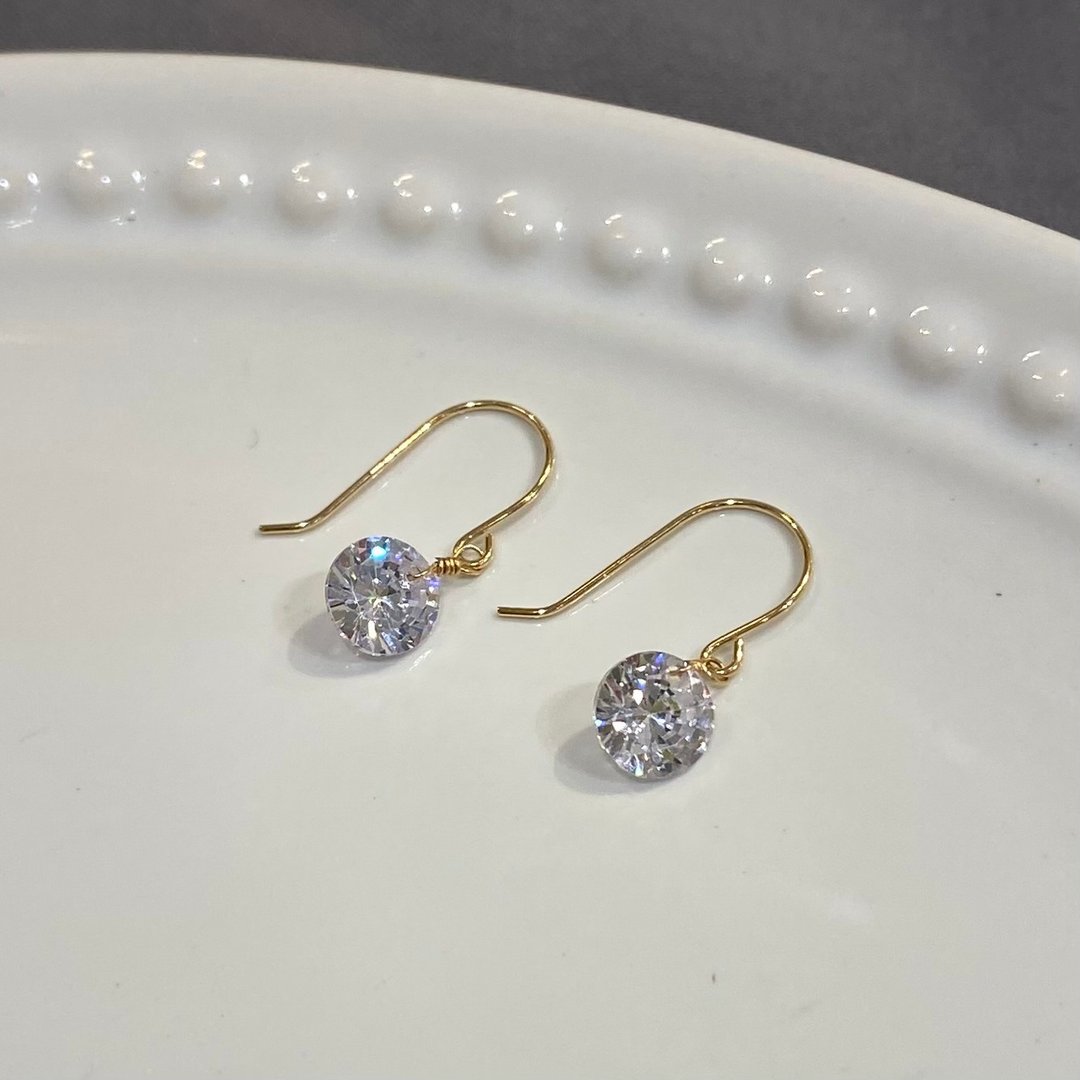 【K18 GOLD CUBIC ZILCONI】18K 6mm 立方氧化锆 钩针式耳环 18KP12 四月诞生石 【SOLID GOLD】 - 耳环/耳夹 - 其他金属 透明