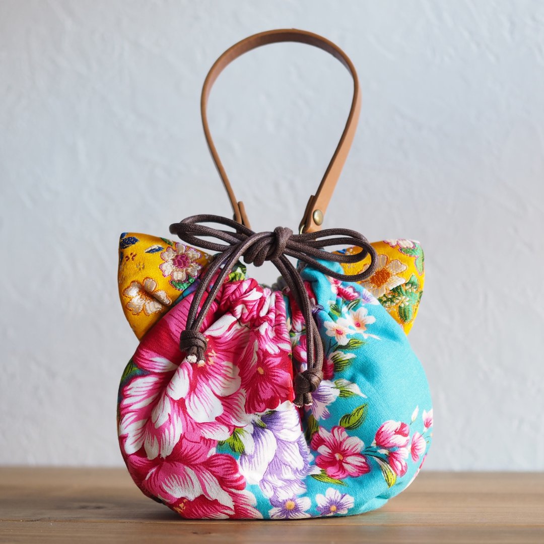 Cat-shaped Taiwanese flower lover pattern x silk fabric regular drawstring pouch (one piece work) - 化妆包/杂物包 - 棉 蓝色