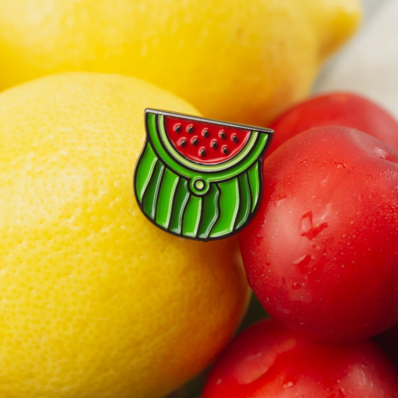 Watermelon Pouch Enamel Pin - 胸针 - 其他金属 绿色