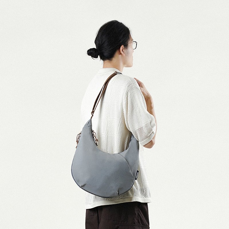 【FW25全新Wander系列】ZION 可扩展半月包 (珍珠灰) - 侧背包/斜挎包 - 环保材料 灰色
