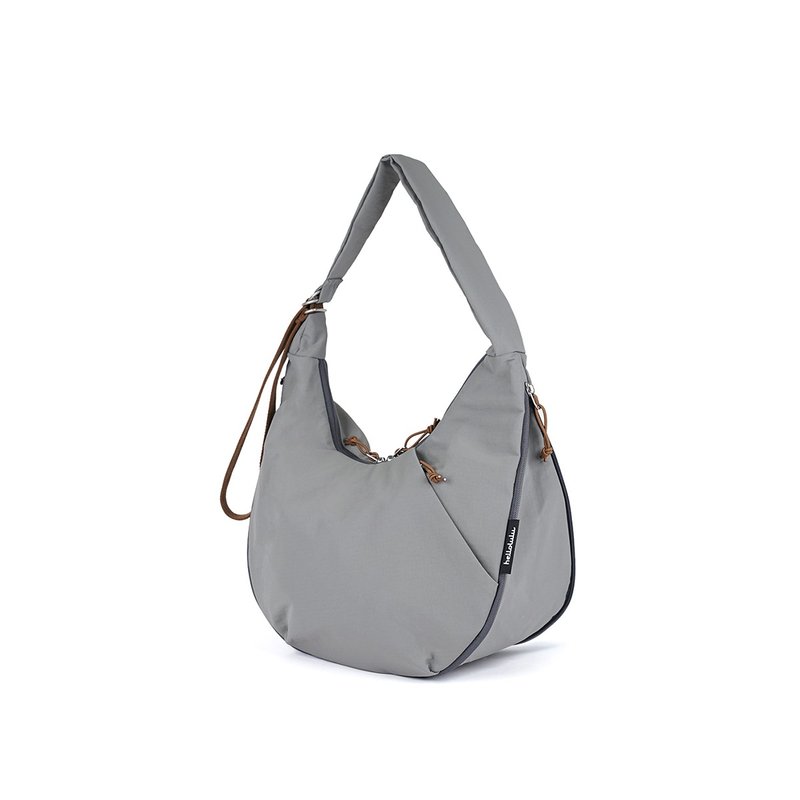 【FW25全新Wander系列】ZION 可扩展半月包 斜背包 (珍珠灰) - 侧背包/斜挎包 - 环保材料 灰色