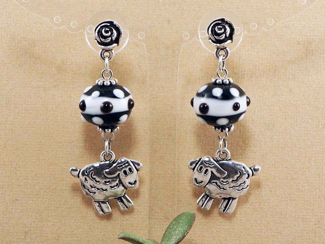 Silver Sheep Aries Earrings Black White Lampwork Murano Glass Earrings Jewelry - 耳环/耳夹 - 玻璃 黑色