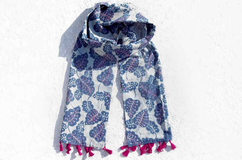 新年礼物 生日礼物 情人节礼物 限量一件 蓝染手缝棉丝巾 / 蜡染刺绣丝巾 / 手工刺绣围巾 / indigo手缝绵线丝巾 - 清新森林  手工刺绣植物叶子 - 丝巾 - 棉．麻 蓝色