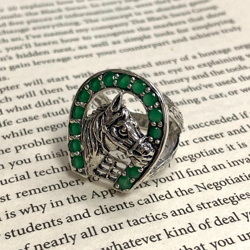 Antique Style Equestrian Horseshoe Ring with Emerald Stone 925 Sterling Silver - 戒指 - 纯银 银色