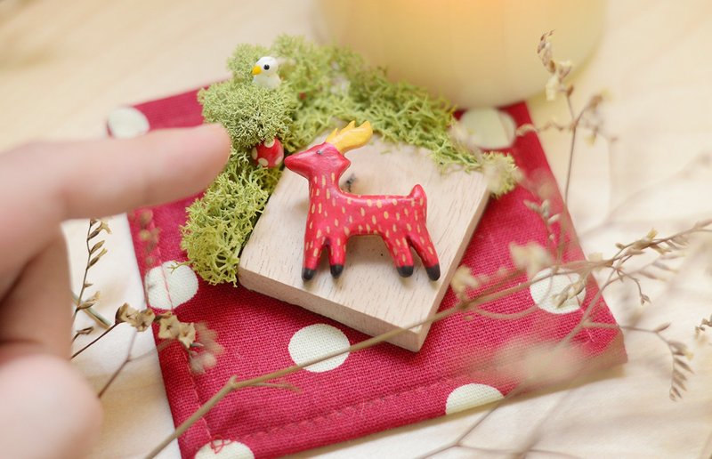 圣诞老人的红色小鹿手工别针 - 胸针 - 粘土 红色