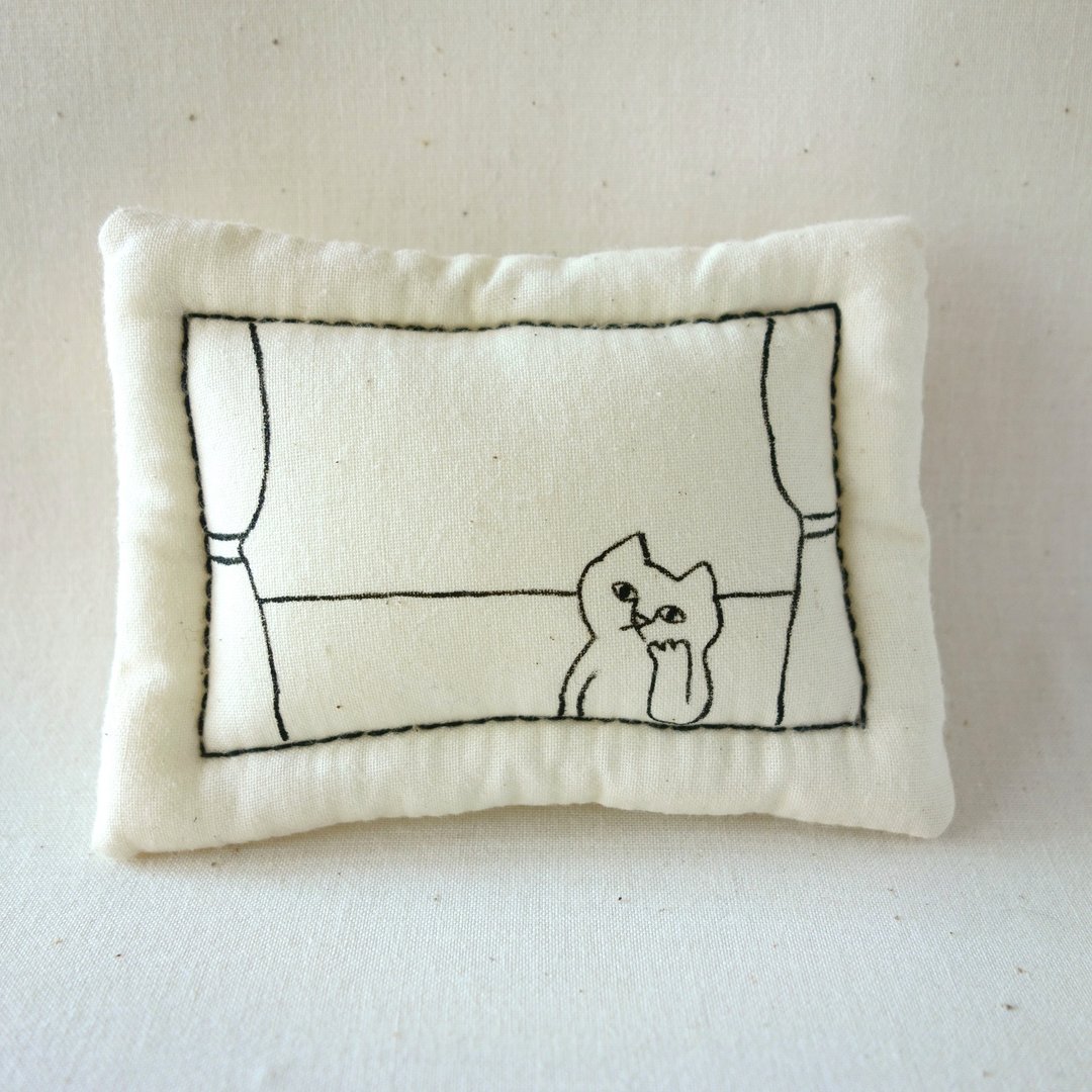 Frame brooch Cat on the side of the window - 胸针 - 其他材质 白色