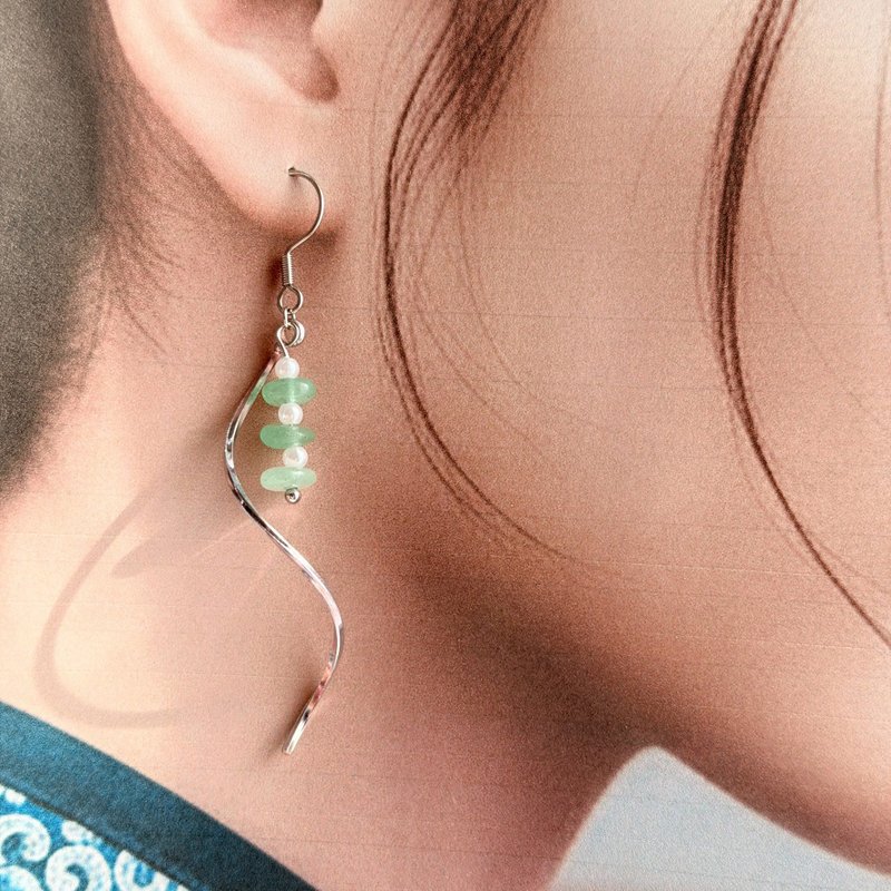 风绿之舞 绿东菱石S型线条耳勾耳环 - 耳环/耳夹 - 宝石 绿色