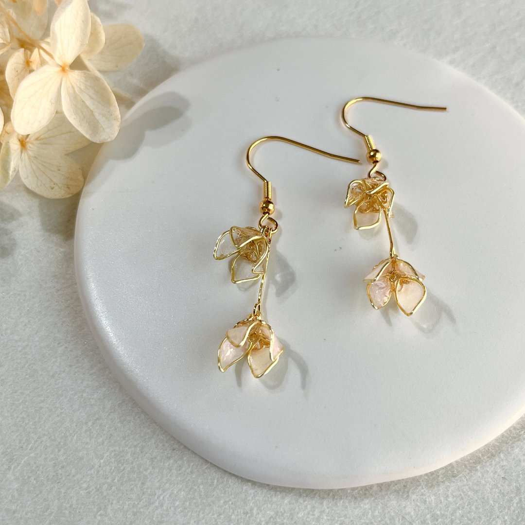 o繁华蕾蕾o 水晶花树脂耳环/耳夹・新娘饰品 - 耳环/耳夹 - 树脂 白色