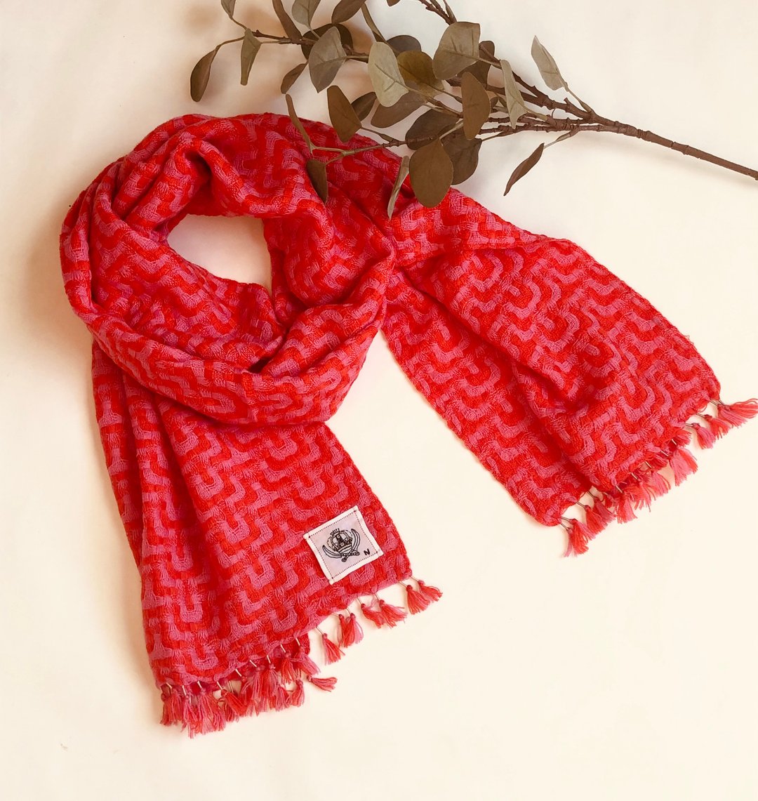 Soft woolen muffler by hand woven. - 丝巾 - 羊毛 粉红色