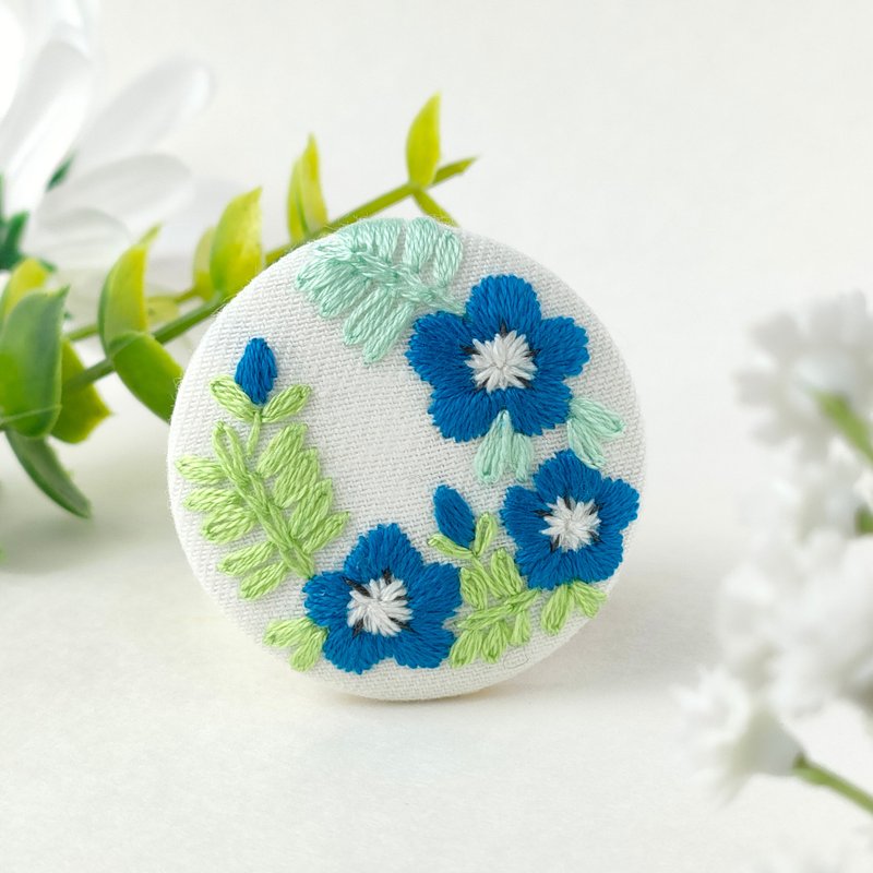 绣球花刺绣胸针 或 刺绣发圈 (白色) - 胸针 - 棉．麻 蓝色