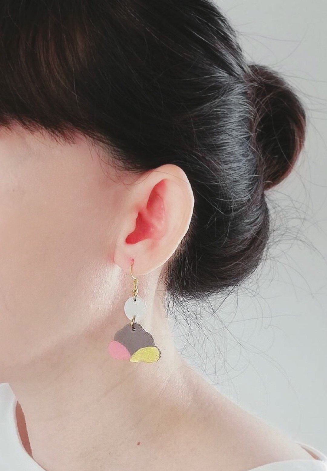 Geometric Handmade leather earring grey gold pink and white color - 耳环/耳夹 - 真皮 灰色