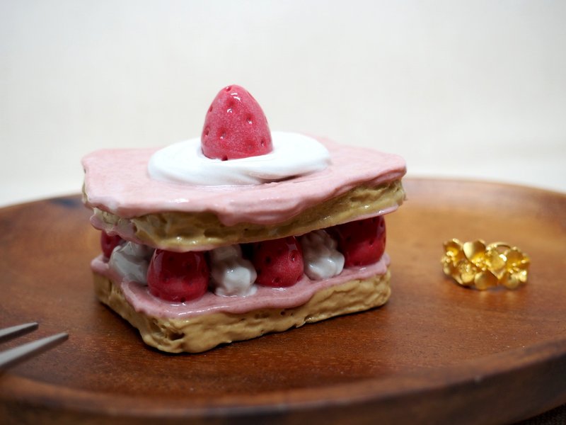 草莓双层千层酥 手作陶艺戒指台 - 摆饰 - 陶 粉红色